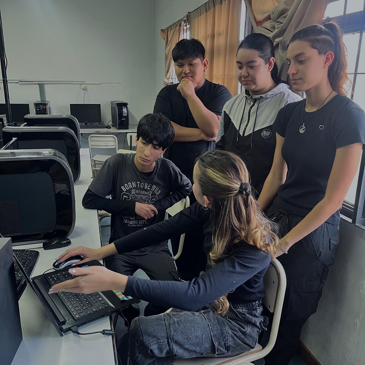 Nuestro equipo trabajando en el proyecto EcoMove